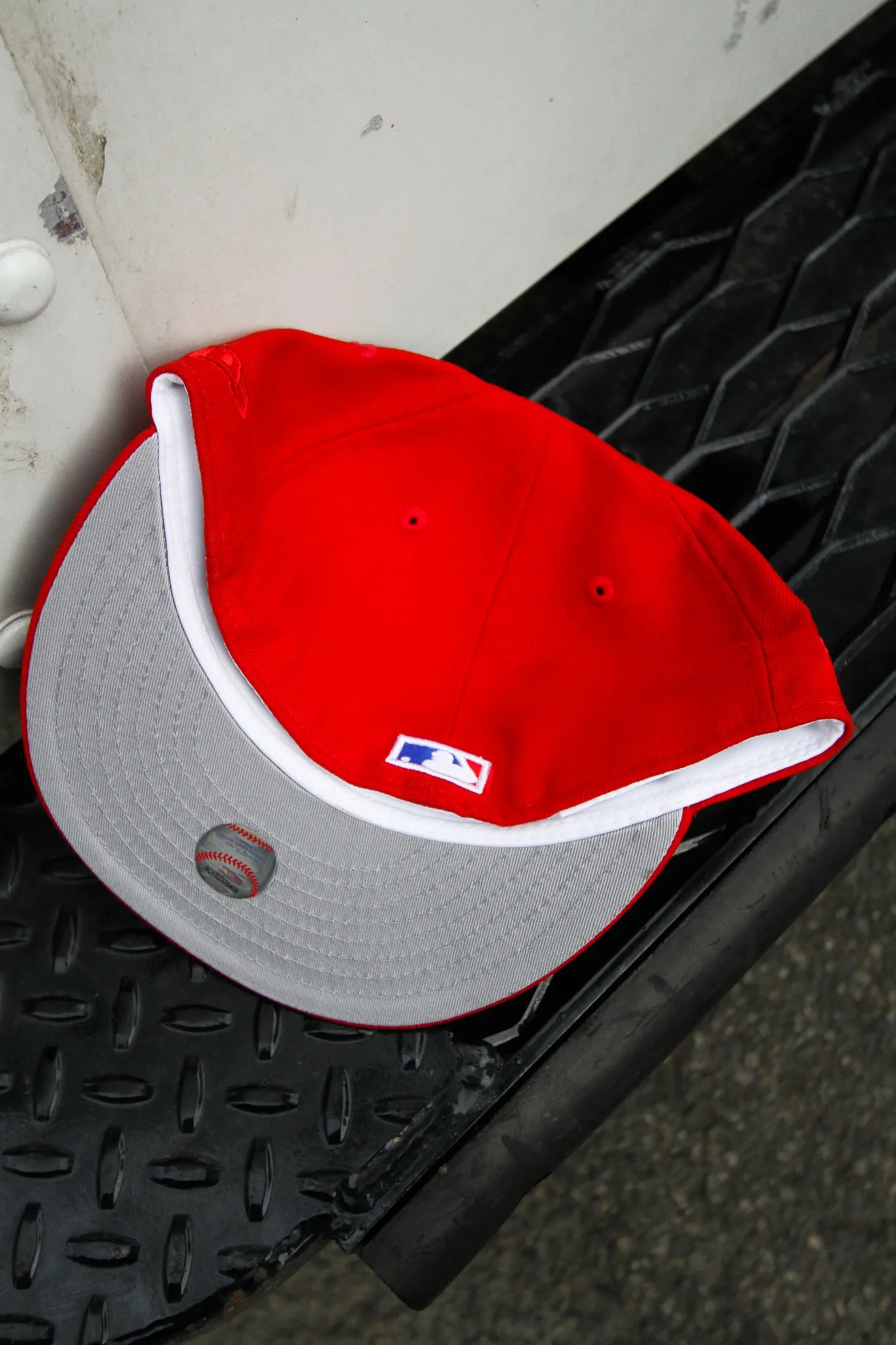 1982 MILWAUKEE BREWERS RED FITTED W/ GREY UNDER VISOR