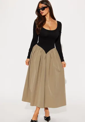 Elegant Contrast Bodice Long-Sleeve Backless Midi Dress